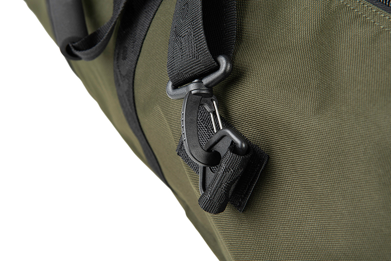 Clu448 fox r series large bedchair bag strap carabina detail